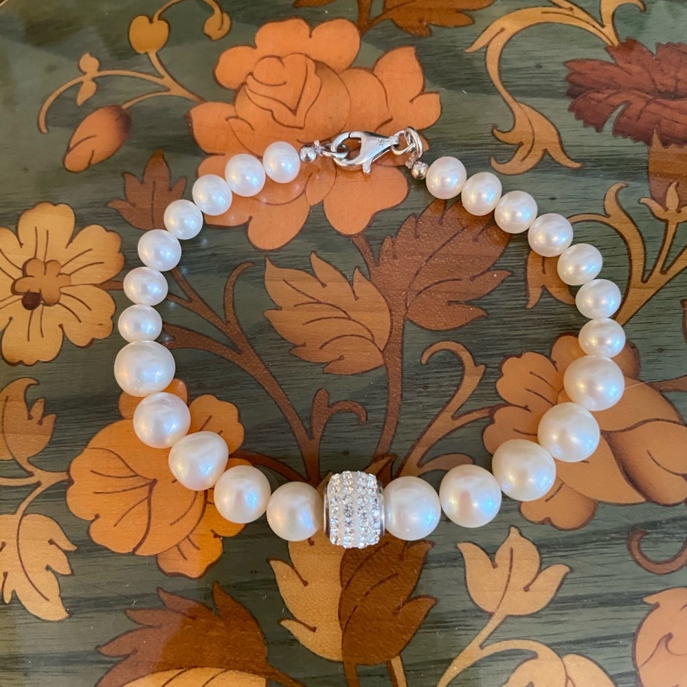 Elegant  graduated Freshwater Pearl Bracelet with 925 pave Rhinestone Accent
